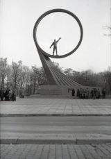 Монумент Землякам-космонавтам 2.jpg