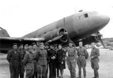 Работники аэропорта у самолета Ли-2, выполняющего рейс Москва-Кёнигсберг-Берлин, 1946г.[3]