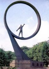 Калининград - Памятник Землякам-космонавтам 2.jpg